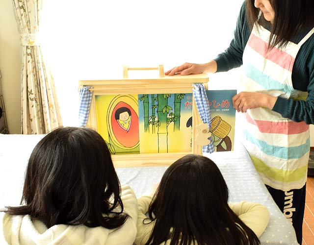 紙芝居の読み聞かせにピッタリの木製フレーム